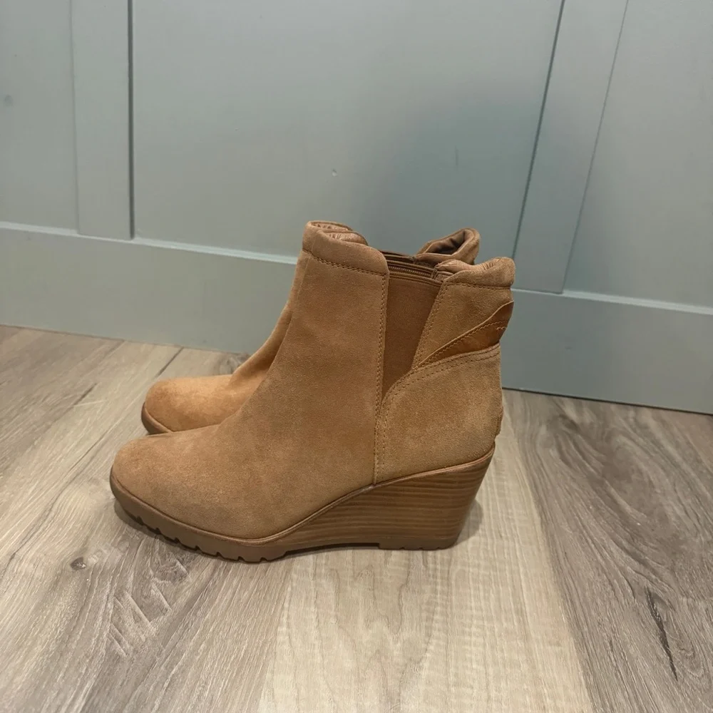 Sorel after hours Chelsea wedge boot tan suede material‎ women's size 10